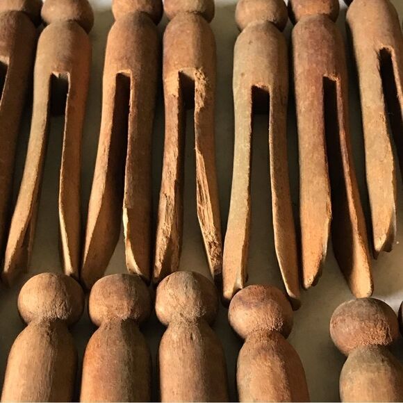 Vintage Weathered All Wood Round Top Push Clothespins (25) - Picture 12 of 16